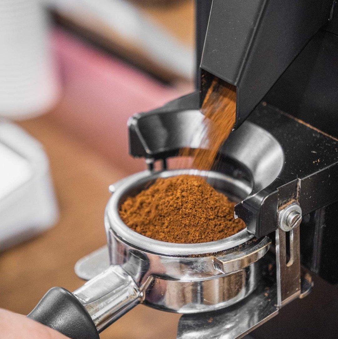 4 manières de moudre des grains de café à expresso