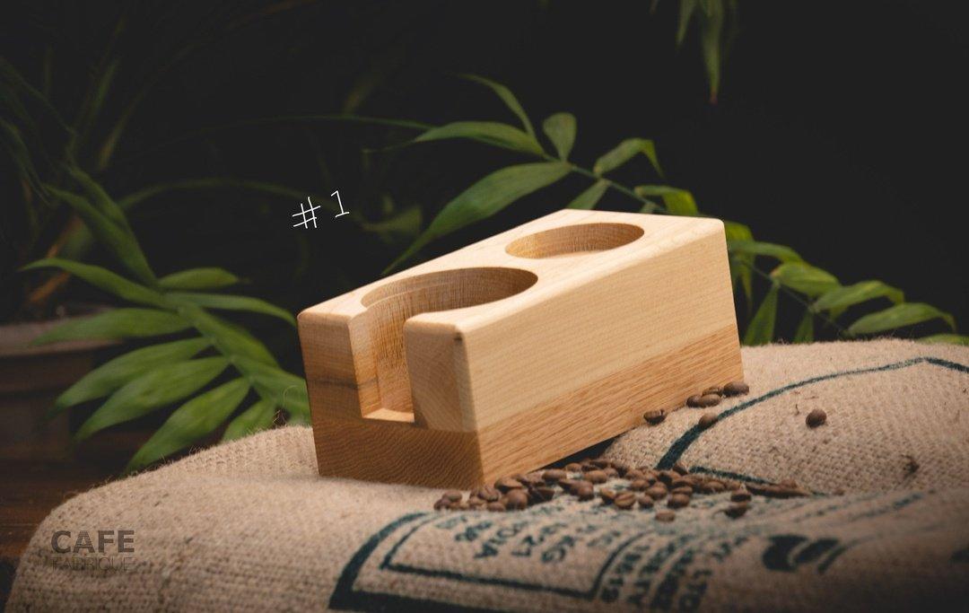 Station pour tasseur à café en bois faite à la main | Porte-filtre de 58 mm - Image 1